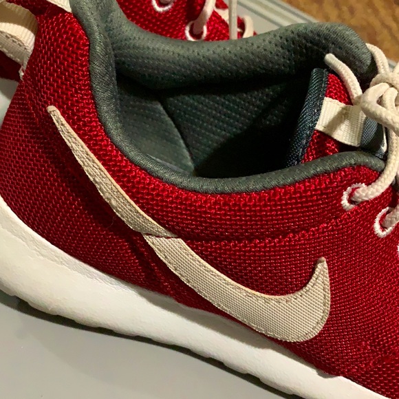 NIKE red shoes - Picture 3 of 8